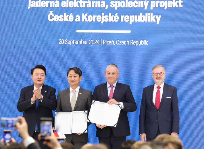 윤석열 대통령과 페트로 피알라 체코 총리(오른쪽)가 20일(현지시간) 체코 플젠 산업단지 내 두산스코다파워 공장에서 안덕근 산업통상자원부 장관과 요제프 시켈라 체코 산업통상장관 간 원전 전주기 협력 협약식에 임석해 박수를 치고 있다. 연합뉴스