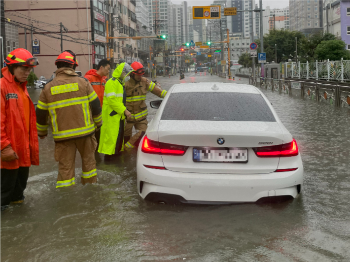 21일 오전 8시 20분쯤 부산 부산진구 범천동의 한 도로가 물에 잠기면서 차량이 침수됐다. 부산소방재난본부 제공