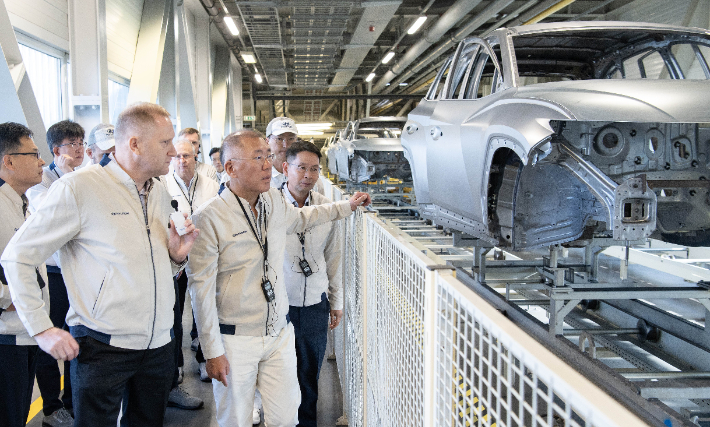정의선 회장이 현대차 체코공장 현지 임직원들과 함께 생산 라인을 점검하고 있다.(사진 앞줄 왼쪽부터 마틴 클리츠닉 HMMC 생산실장, 정의선 회장, 이창기 HMMC 법인장). 현대차그룹 제공