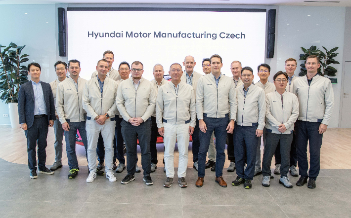 정의선 회장이 현대차 체코공장 및 유럽권역 근무 현지 임직원들과 기념촬영을 함께하며 격려하고 있다. 현대차그룹 제공