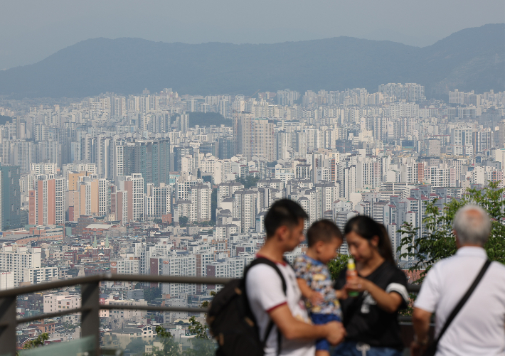 발목잡던 가계대출 '주춤'…금리인하 탄력받나