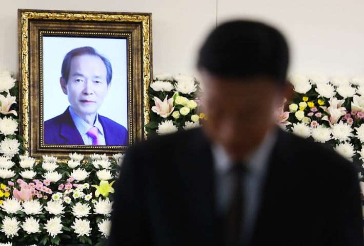 22일 오후 서울 종로구 서울대병원 장례식장에 마련된 장기표 신문명정책연구원 원장 빈소에서 조문객들이 조문하고 있다. 연합뉴스