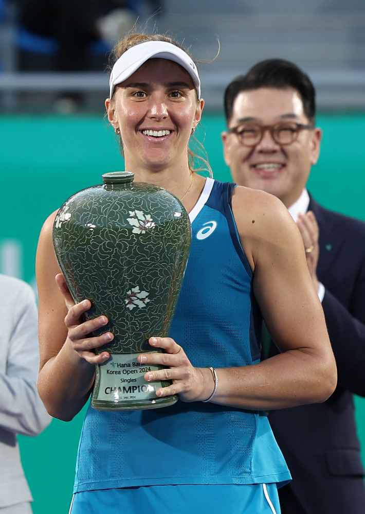 22일 서울 송파구 올림픽공원 테니스경기장에서 열린 2024 여자프로테니스(WTA) 투어 하나은행 코리아 오픈 단식 결승 베아트리스 아다드 마이아(브라질)와 다리야 카사트키나(러시아)의 경기. 승리를 거둔 마이아가 우승컵을 들고 기념 촬영을 하고 있다. 연합뉴스