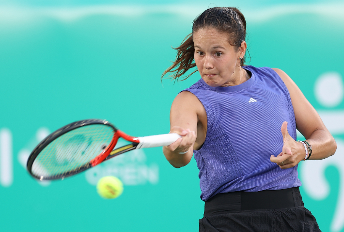 22일 서울 송파구 올림픽공원 테니스경기장에서 열린 2024 여자프로테니스(WTA) 투어 하나은행 코리아 오픈 단식 결승 베아트리스 아다드 마이아(브라질)와 다리야 카사트키나(러시아)의 경기. 카사트키나가 공을 받아치고 있다. 연합뉴스