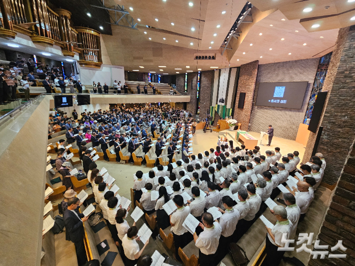 NCCK 100주년 에큐메니칼 감사예배가 22일 오후 서울 종로구 연동교회에서 열렸다. 감사예배에는 NCCK 회원교단과 연합기관 관계자, 에큐메니칼 원로, 세계교회 에큐메니칼 파트너 등 7백여 명이 예배당을 가득 메웠다. 송주열 기자 