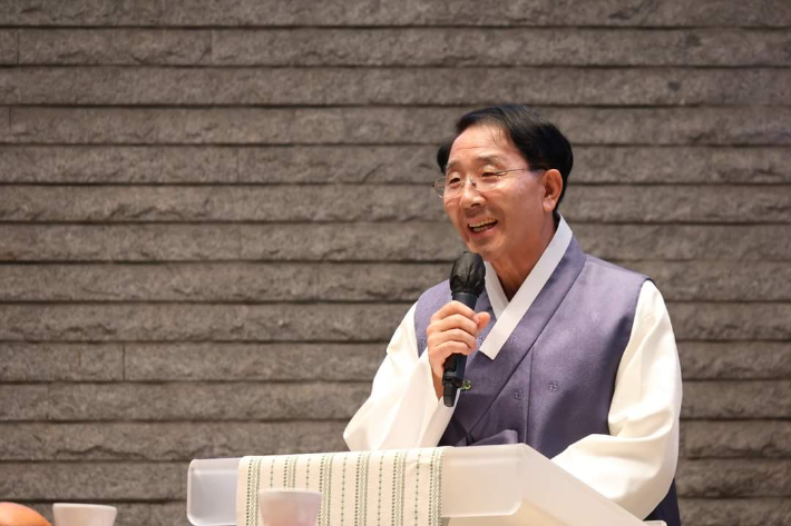 NCCK 김종생 총무가 예배 참석자들에게 감사 인사를 전하고 있다. 사진 한국기독교교회협의회 제공