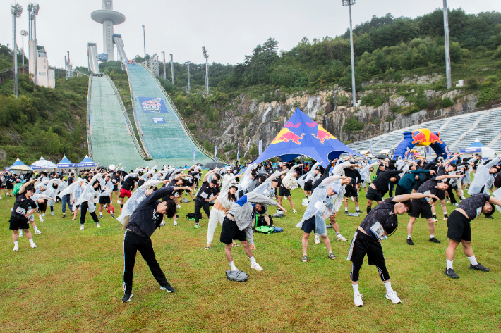 22일 알펜시아 스키점프대에서 열린 레드불 400 대회, 대회에 앞서 참가자들이 준비운동을 하고 있다. 강원개발공사 제공 