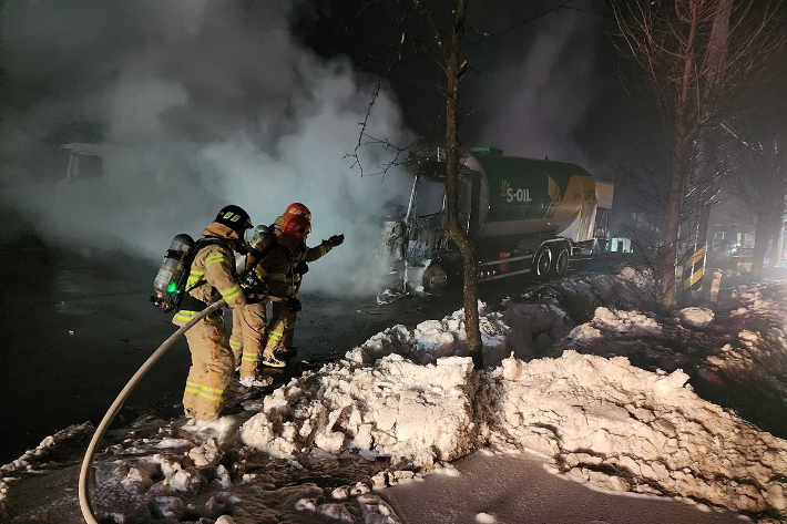 액화석유가스(LPG) 충전소에서 폭발 후 화재가 발생해 소방대원들이 탱크로리에 붙은 불을 진화하는 모습. 연합뉴스