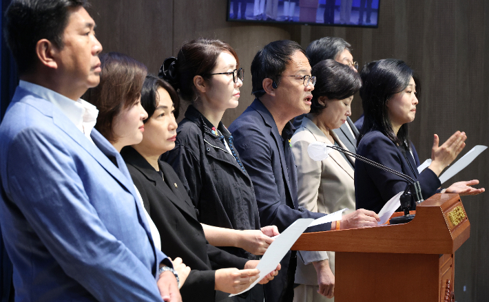 더불어민주당 박주민 의료대란대책특위 위원장과 위원들이 23일 오전 국회 소통관에서 "윤석열 대통령과 국민의힘 한동훈 대표 만찬에서 의료대란을 해결할 수 있는 작은 실마리라도 만들 수 있는 자리가 되길 기대한다" 며 기자회견을 하고 있다. 연합뉴스