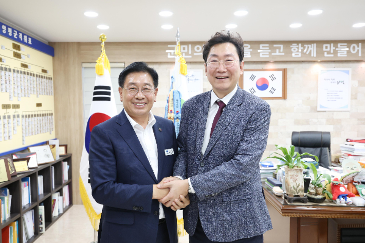 지난 20일 양평군청에서 만난 원강수 원주시장(오른쪽)과 전진선 양평군수는 수도권 광역철도 경의중앙선 지평~원주 연장 운행을 위해 협력하기로 뜻을 모았다.  원주시 제공 