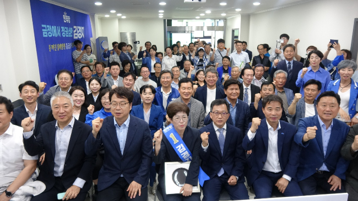 더불어민주당이 22일 부산 금정구 보궐선거에 출마한 김경지 후보(앞줄 가운데) 선거사무소 개소식을 열고 있다. 민주당 부산시당 제공