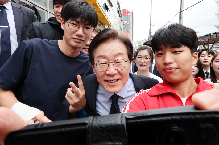 영광 찾은 이재명 "민주당 집권하면 지역도 다르다는 것 보여드리겠다"