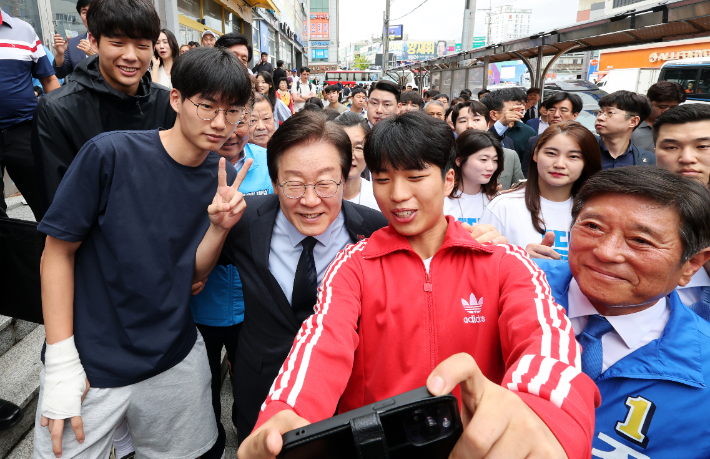 23일 낮 전남 영광군 영광터미널시장에서 이재명 더불어민주당 대표가 군민들과 사진을 찍고 있다. 연합뉴스