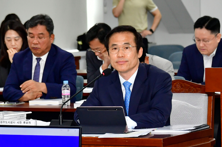 광주시의회 광주 도시공사 사장 인사청문 특별위원회는 23일 예산결산특별위원회 회의실에서 김승남 사장 후보자를 대상으로 공사 대표로서 자질 문제 등을 집중적으로 따져 물었다. 광주시의회 제공