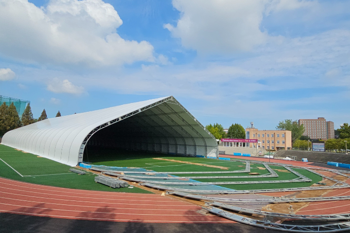 제22회 세계한인비즈니스대회가 열리는 전북대 대운동장. 기업전시관이 설치되고 있다. 전북도 제공