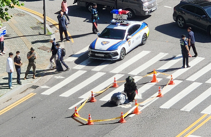 23일 오전 인천시 부평구 부평구청 부근 도로에 북한 쓰레기 풍선이 떨어져 군 당국이 현장 조치하고 있다. 연합뉴스