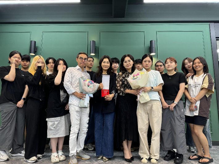 동의과학대 헤어뷰티과 교수와 학생들이 실습실에서 수상을 축하하고 있다. 동의과학대 제공  