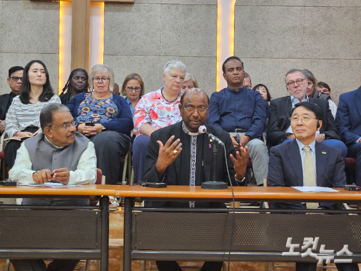 WCC 제리 필레이 총무(중앙)가 기자회견에서 답변을 하고 있다. 송주열 기자