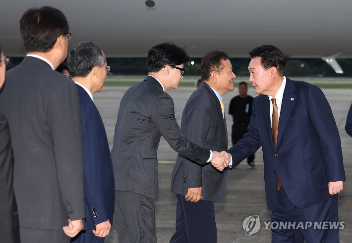 (성남=연합뉴스) 진성철 기자 = 윤석열 대통령이 22일 성남 서울공항에서 체코 공식 방문을 마치고 귀국하며 마중 나온 국민의힘 한동훈 대표와 악수하고 있다.  2024.9.22 zjin@yna.co.kr 연합뉴스