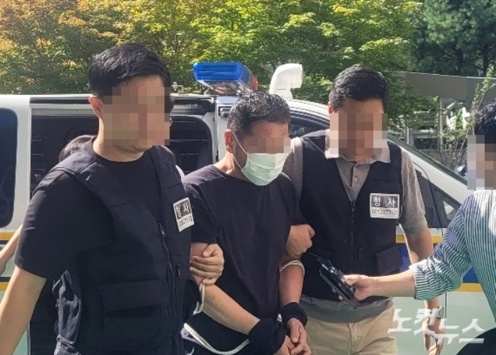 청주시 상당구 남주동의 한 여관에 불을 질러 투숙객 3명을 숨지게 한 혐의를 받는 A(48)씨가 23일 영장실질심사를 받기 위해 청주지방법원에 들어서고 있다. 최범규 기자