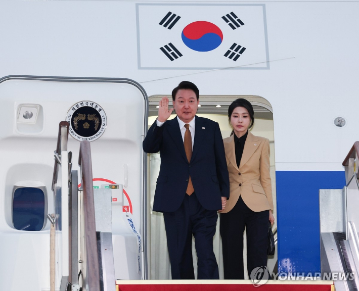 (성남=연합뉴스) 진성철 기자 = 윤석열 대통령의 체코 방문에 동행했던 김건희 여사가 22일 성남 서울공항으로 귀국하고 있다. 2024.9.22 zjin@yna.co.kr 연합뉴스