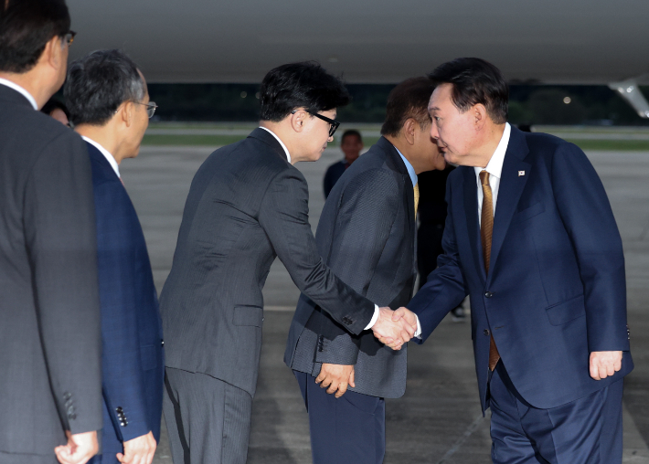 윤석열 대통령, 국민의힘 한동훈 대표와 악수. 연합뉴스