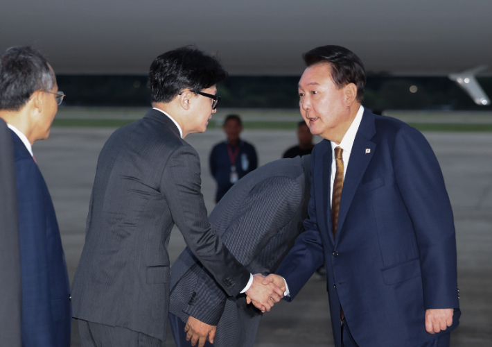 윤석열 대통령, 국민의힘 한동훈 대표와 악수. 연합뉴스