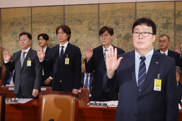 김택규 배드민턴협회장, 홍명보 축구 국가대표팀 감독, 이임생 대한축구협회 기술총괄이사가 24일 국회에서 열린 문화체육관광위원회 회의에서 증인 선서를 하고 있다. 연합뉴스