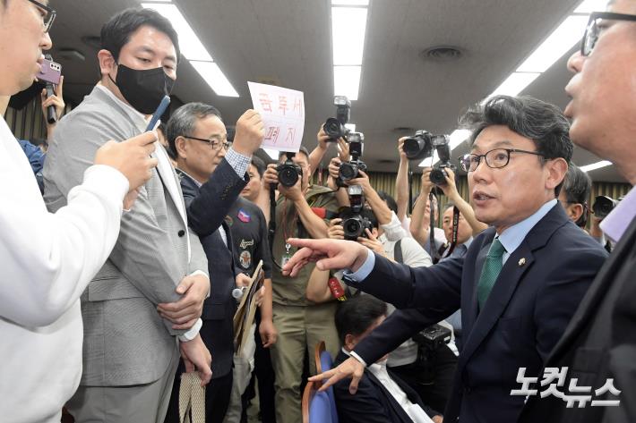 금투세 폐지 투자자들의 토론회 참관 요구에 대화하는 진성준