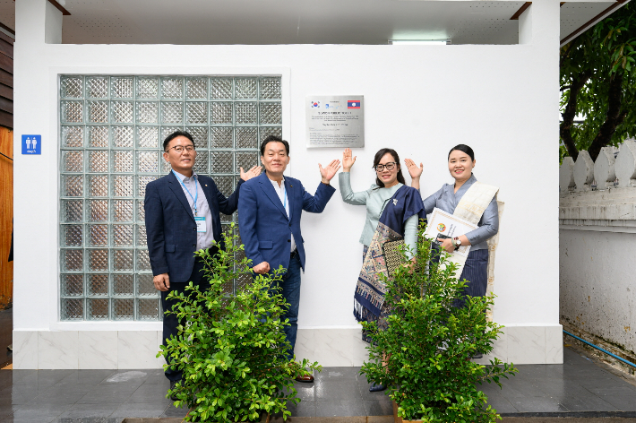 이재준(왼쪽 두 번째) 수원시장이 왓 시므앙 공중화장실 준공식에 함께하고 있다. 수원특례시 제공