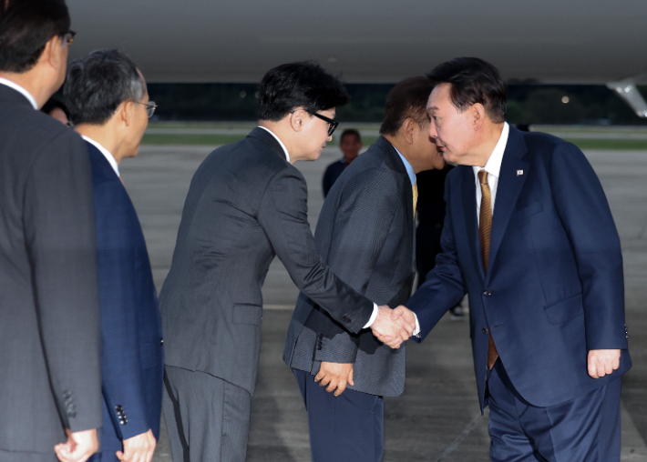 윤석열 대통령이 지난 22일 성남 서울공항에서 체코 공식 방문을 마치고 귀국하며 마중 나온 국민의힘 한동훈 대표와 악수하고 있다. 연합뉴스 