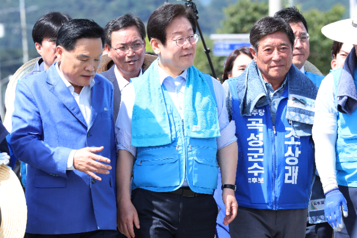 24일 오전 전남 곡성군 석곡면 논에서 이재명 더불어민주당 대표가 백세미 수확 현장을 둘러보고 있다. 연합뉴스