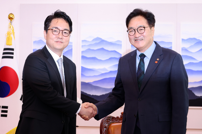 우원식 국회의장이 24일 오전 서울 여의도 국회 의장집무실에서 심우정 검찰총장과 악수하고 있다. 연합뉴스