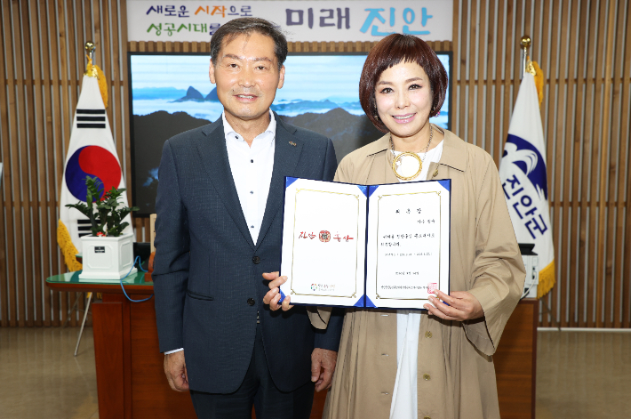24일 진안홍삼 홍보대사로 재위촉된 가수 현숙과 전춘성 진안군수가 기념촬영을 하고 있다. 진안군 제공
