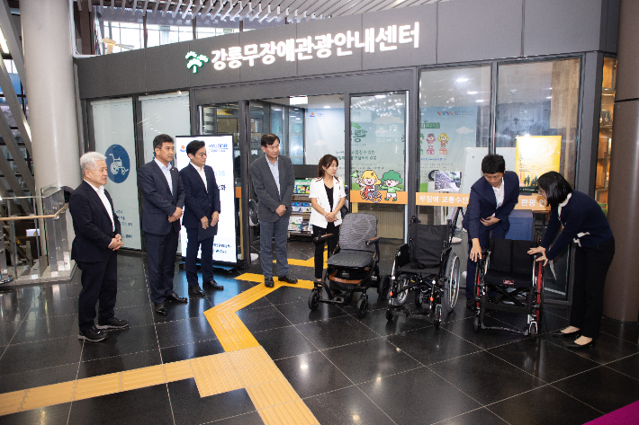 강릉시는 24일 오후 2시 시청 8층 시민사랑방에서 현대자동차그룹, 강릉관광개발공사, (사)그린라이트, 사회복지공동모금회와 '휠셰어 연계 운영 협약'을 체결했다. 강릉시 제공