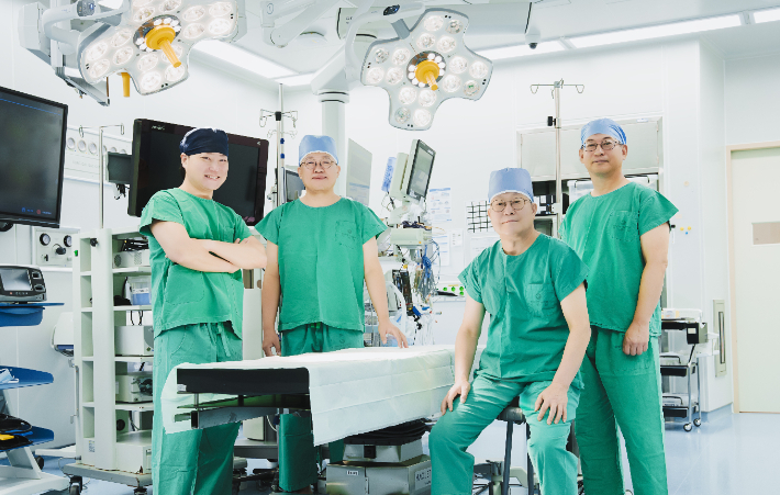 왼쪽부터 세종충남대학교병원 외과 한선종 교수, 충남대학교병원 간담췌외과 김석환 교수, 송인상 교수, 전광식 교수. 충남대병원 제공