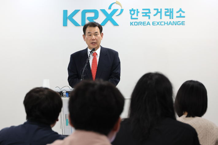 정은보 한국거래소 이사장이 24일 서울 여의도 한국거래소 마켓스퀘어에서 코리아 밸류업 지수의 구성 종목 및 선정 기준 등에 대해 발표하고 있다. 연합뉴스 