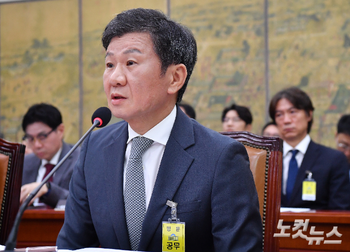 정몽규 대한축구협회장이 24일 서울 여의도 국회에서 열린 문화체육관광위원회의 대한축구협회 등에 대한 현안질의에서 의원 질의에 답하고 있다. 윤창원 기자