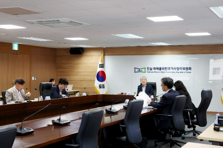 지난 6월 4일 진실·화해를 위한 과거사정리위원회 회의. 진실화해위원회 제공