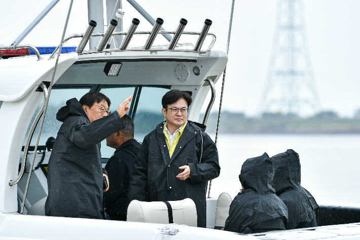 아라마리나 현장 행정에 나선 김병수 김포시장. 김포시 제공