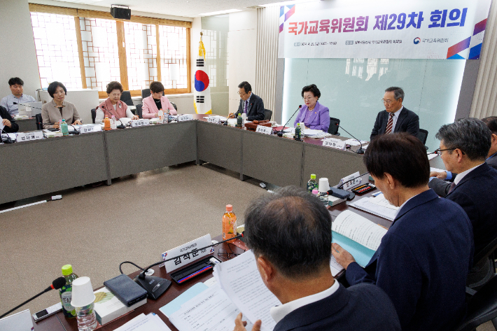 이배용 국가교육위원회 위원장이 지난 4월 26일 오후 서울 종로구 정부서울청사에서 열린 29차 전체 회의에 참석해 인사말을 하고 있다. 연합뉴스