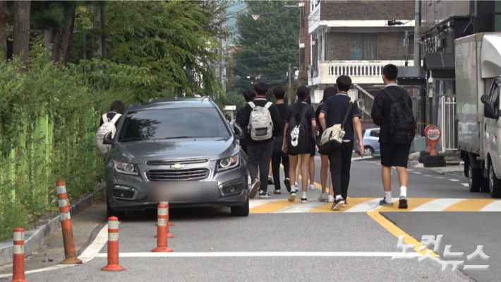 경기도 용인시 처인구 A 중학교 앞에는 인도가 따로 없어 불법 주차된 차량들 사이로 학생들이 오가고 있다. 박철웅 PD 