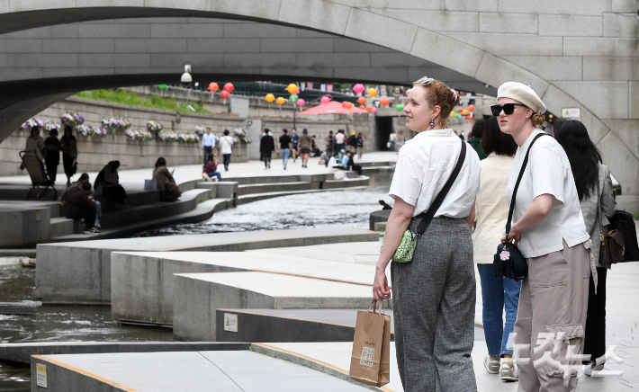 서울 종로구 청계천을 찾은 외국인들이 휴식을 취하고 있다. 황진환 기자