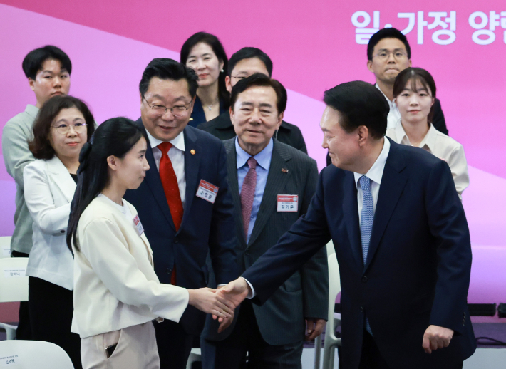 윤석열 대통령, 4차 인구비상대책회의 참석. 연합뉴스