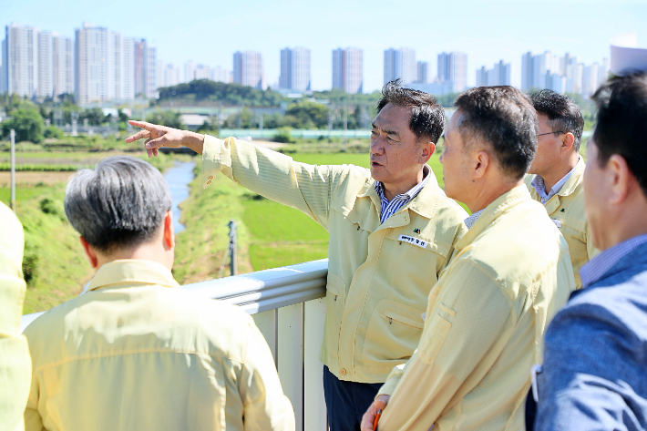 세교지하차도 현장 점검에 나선 정장선 평택시장. 평택시 제공