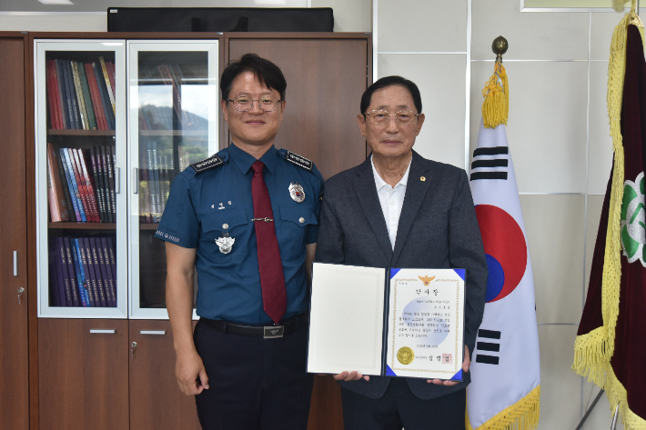 심명섭 속초경찰서장으로부터 감사장을 받은 오신호(사진 오른쪽)씨. 속초경찰서 제공