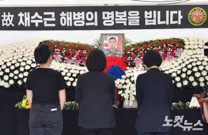 해병대 채 상병 순직 1주기였던 지난 7월 19일 서울 중구 청계광장에 마련된 '채 상병 1주기 추모 시민분향소'에서 시민들이 고(故) 채수근 상병의 명복을 빌며 추모하고 있다. 류영주 기자