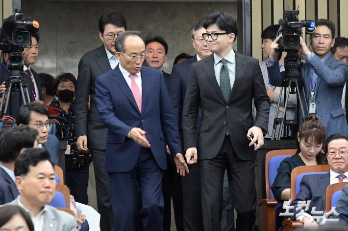 국민의힘 한동훈 대표와 추경호 원내대표가 26일 서울 여의도 국회에서 열린 의원총회에 참석하고 있다. 