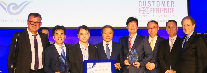26일(한국시간) 미국 애틀란타 조지아 아쿠아리움에서 열린 '제6회 고객경험 글로벌 서밋(Customer Experience Global Summit)'에서 인천공항이 전 세계 공항 최초 고객경험 인증 최고 단계인 5단계 인증을 3년 연속 수상했다. 왼쪽부터 아마데우스(Amadeus)사 루디 다니엘로(Rudy Daniello) 공항·항공사 운영부문 부사장, 국토교통부 권혁진 서울지방항공청장, 인천국제공항공사 장기호 노동조합위원장, 인천국제공항공사 이학재 사장, 인천국제공항공사 장성환 비상임이사 의장, 법무부 김종민 인천공항출입국외국인청장, 대한항공 노성재 인천여객서비스지점장, 국제공항협의회 세계본부(ACI World) 저스틴 엘바치(Justin Erbacci) 사무총장. 인천공항공사 제공