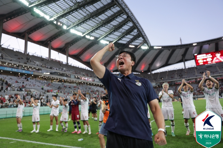 환호하는 대전 황선홍 감독. 한국프로축구연맹